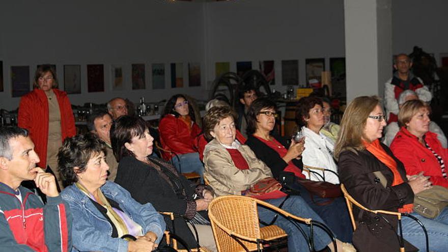 Miembros de la Academia de Gastronomía de Zamora durante la cata de vino y queso