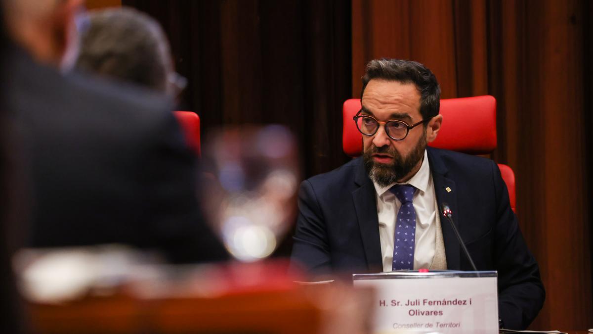 El 'conseller' de Territori, Juli Fernàndez, comparece en el Parlament para explicar los presupuestos de su Departament. Foto: Departament de Territori