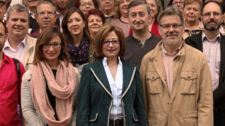 García con representantes de su partido.