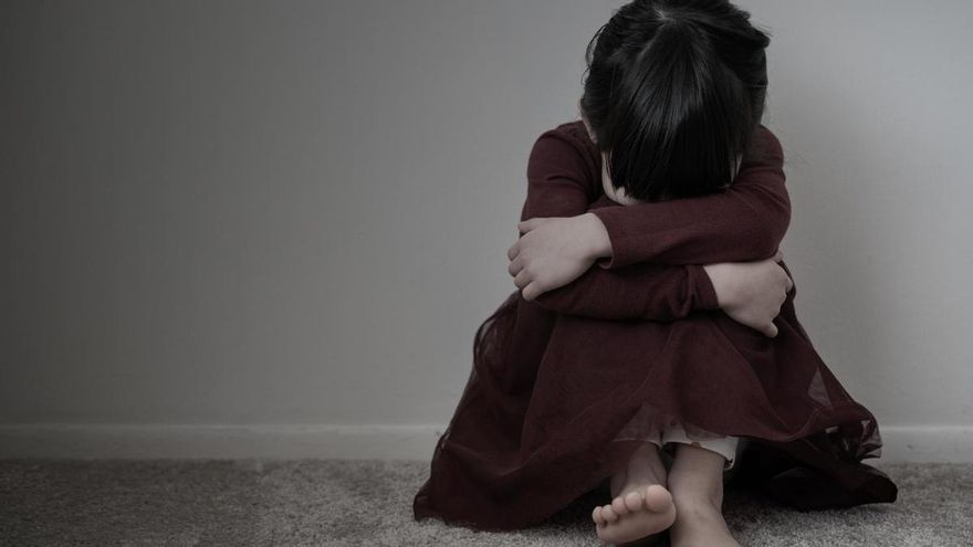 Pasaban hambre, frío y les castigaban a estar de rodillas y encerrados durante horas: el calvario de cuatro hermanos en Gijón que llevan a juicio a su padre y madrastra