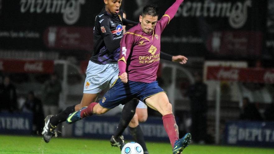 Charles en un partido con el Pontevedra en 2009 en Pasarón