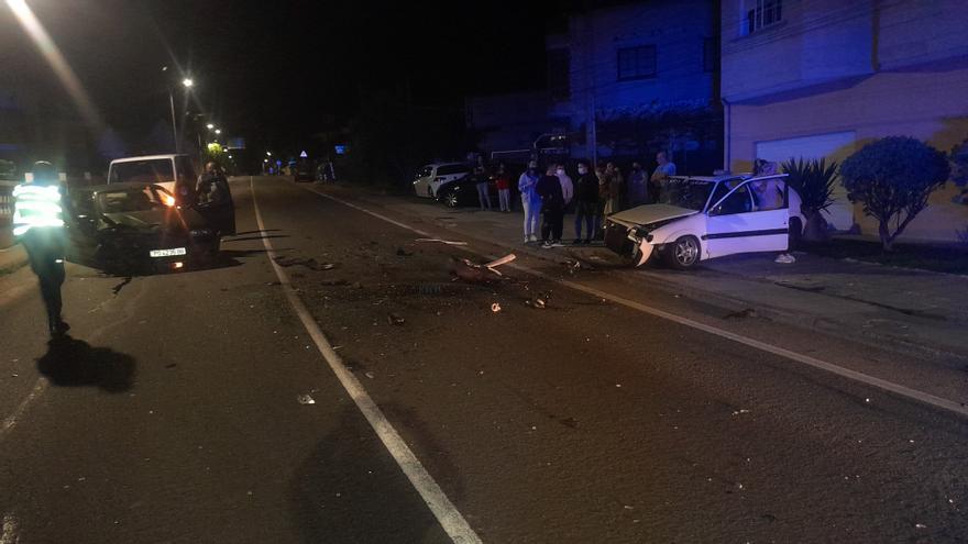 Una conductora que triplicaba la tasa de alcohol impacta contra un coche en la avenida de Cangas en Moaña