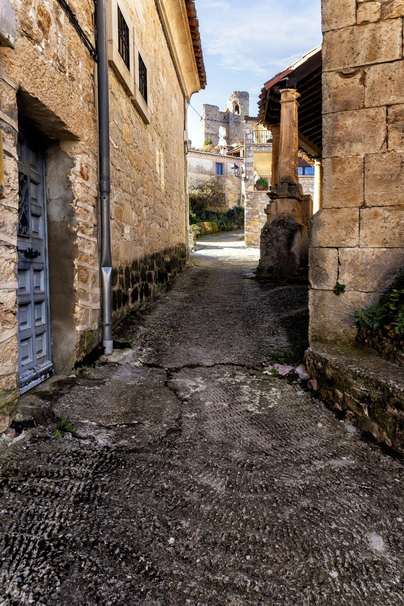 Calle medieval de Pelegrina hacia el castillo