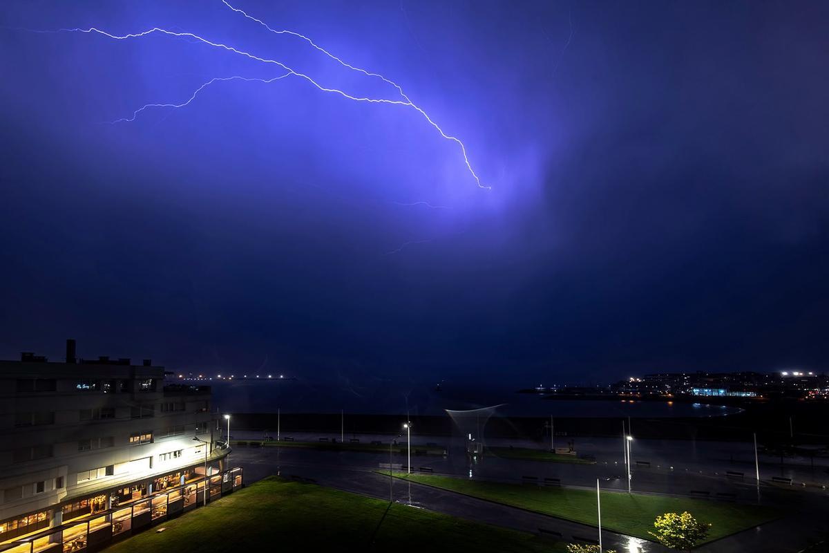 Las impresionanes imágenes de la tormenta eléctrica en Poniente, Gijón
