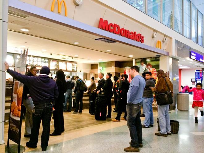 Las franquicias de comida rápida son una de las opciones más económicas para comer en el aeropuerto.