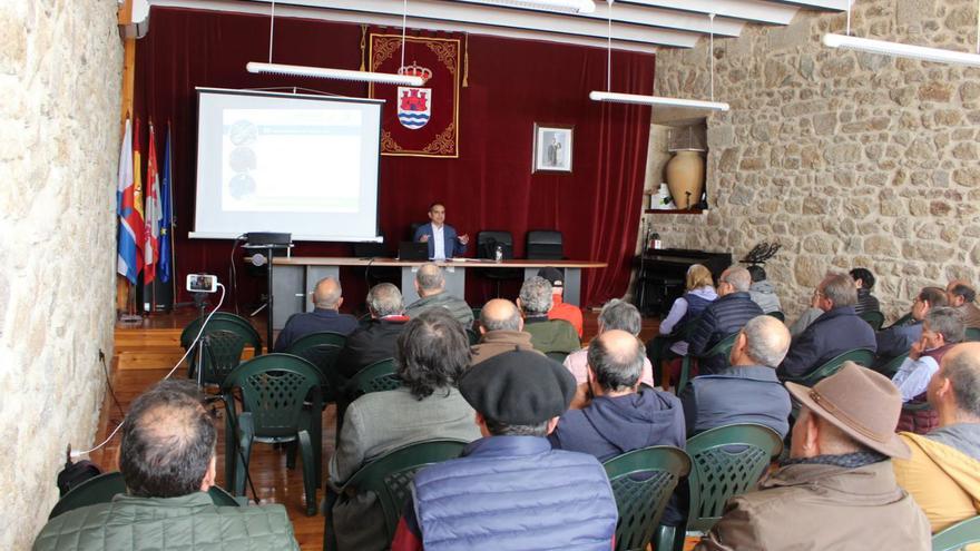 José Luis Pascual presenta el proyecto de «Reserva de Tierras y Viñedos» en el Ayuntamiento de Fermoselle. | |  CEDIDA