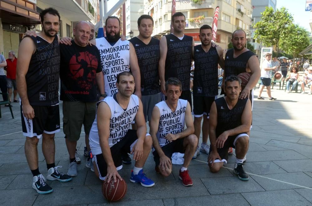 El baloncesto veterano sale a las calles de Vilagarcía. // Noé Parga