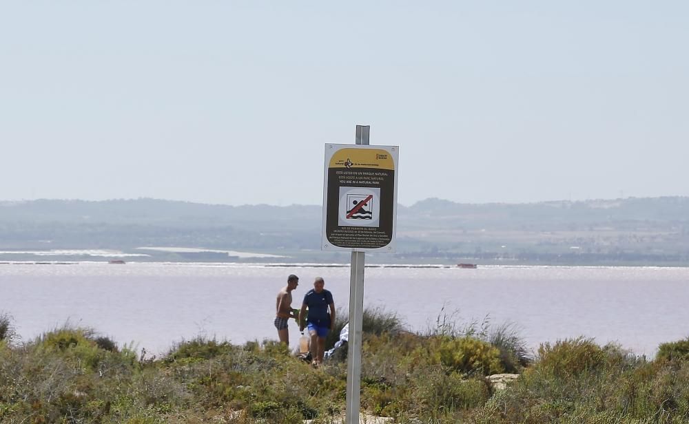 La salinera quiere evitar problemas de seguridad y vertido de residuos en las aguas de la laguna de Torrevieja y recuerda que el baño está prohibido, con nueva cartelería con el logo del Parque Natura