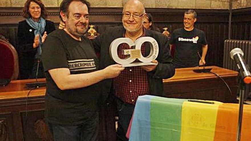 Jordi Mota entrega el guardó a Leopold Estapé.