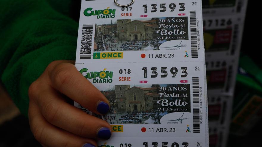 Un &quot;rasca&quot; de la ONCE deja un premio de 100.000 euros en Villalegre: &quot;El ganador o ganadora es, casi seguro, del barrio&quot;