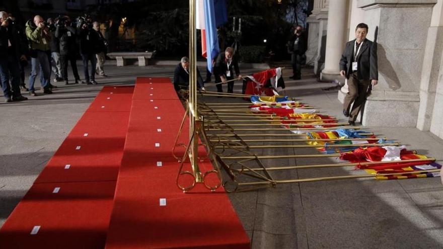 Banderas por el suelo en la conferencia de presidentes