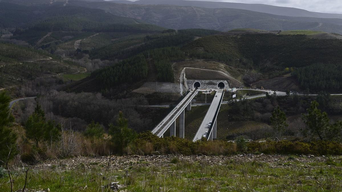 Obras en el tramo Pedralba - Ourense, el último que entrará en servicio, en una imagen de 2020