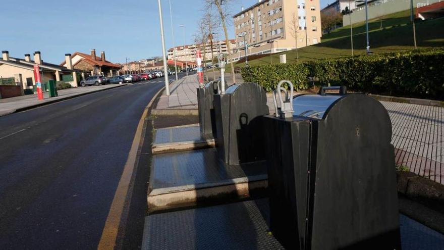 Contenedores de recogida selectiva de basura en la calle Margarita Nelken, en el barrio de Valgranda.