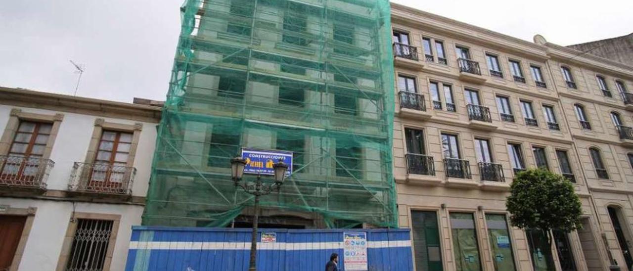Obras en una edificación, este año, en la calle Principal de Lalín. // Bernabé/Gutier