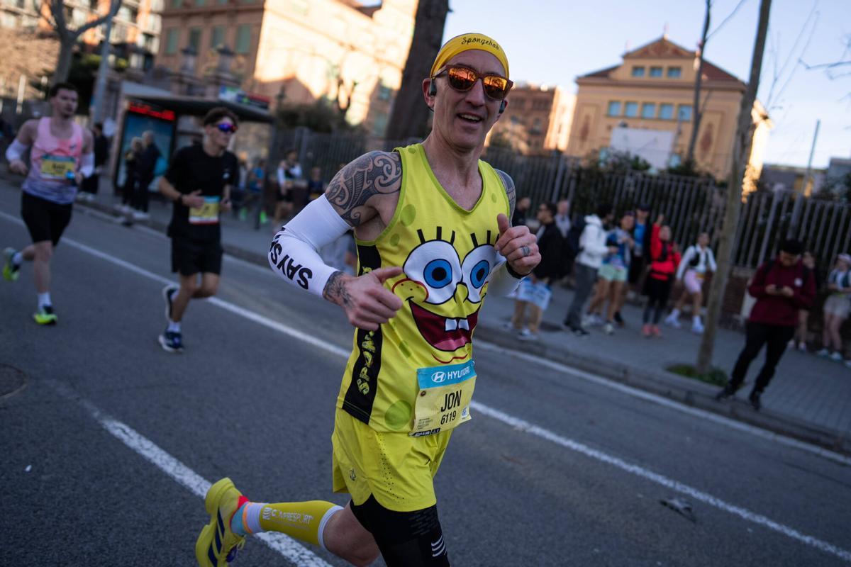 Un Bob Esponja 'runner' afronta la media maratón a la altura del octavo kilómetro.