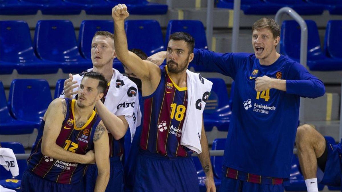 El banquillo azulgrana celebrando una canasta de su equipo