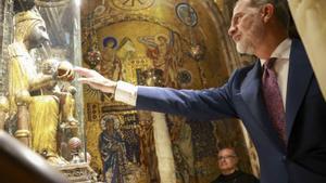 El Rei rebutja des de Montserrat les "identitats excloents"