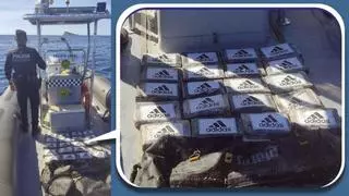 La Policía Local de Benidorm localiza una mochila con 20 kilos de cocaína flotando en el mar
