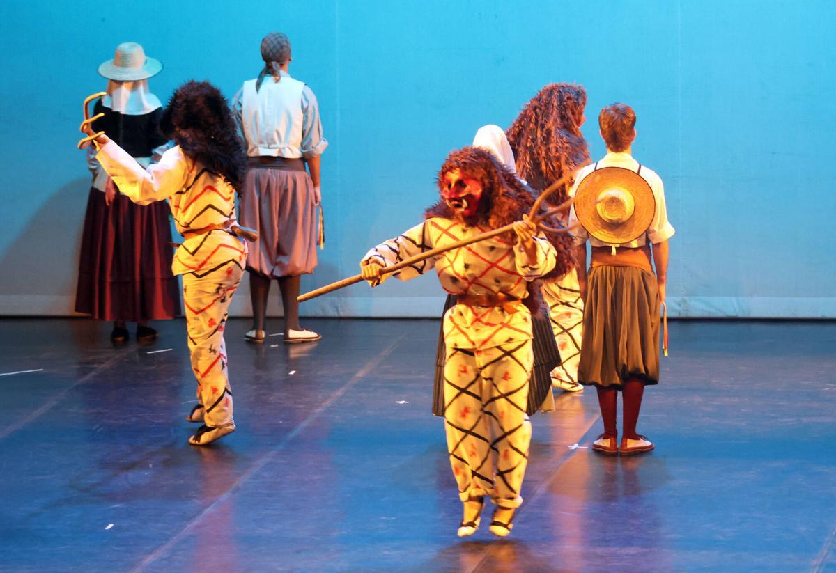 GALERIA | L’Esbart Dansaire Santvicentí estrena espectacle al Conservatori de Manresa GALERIA | L’Esbart Dansaire Santvicentí estrena espectacle al Conservatori de Manresa