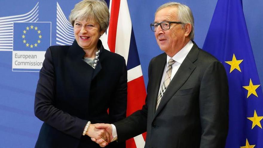 Theresa May i Jean-Claude Juncker esperen arribar aviat a un acord