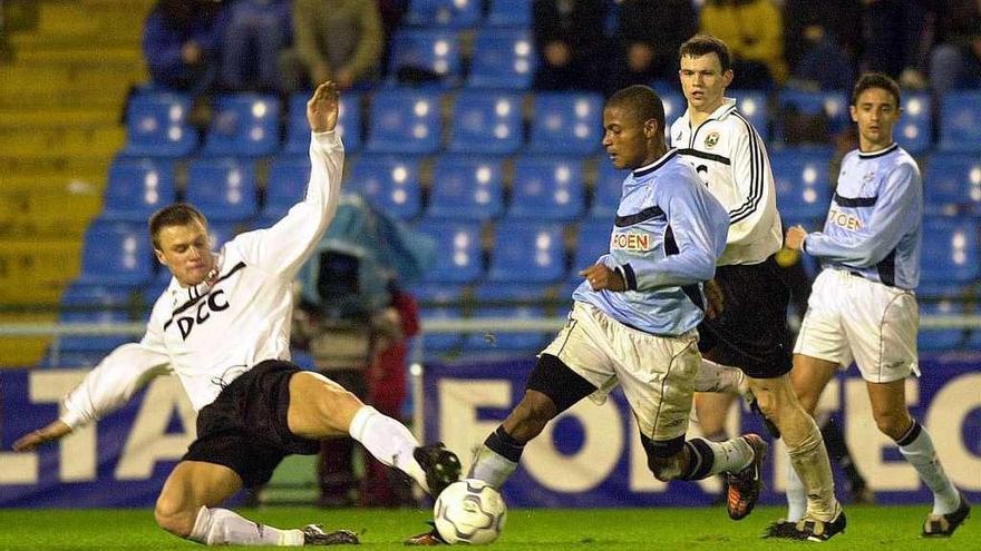 Catanha, durante el partido contra el Shakhtar en diciembre del año 2000. // Cameselle