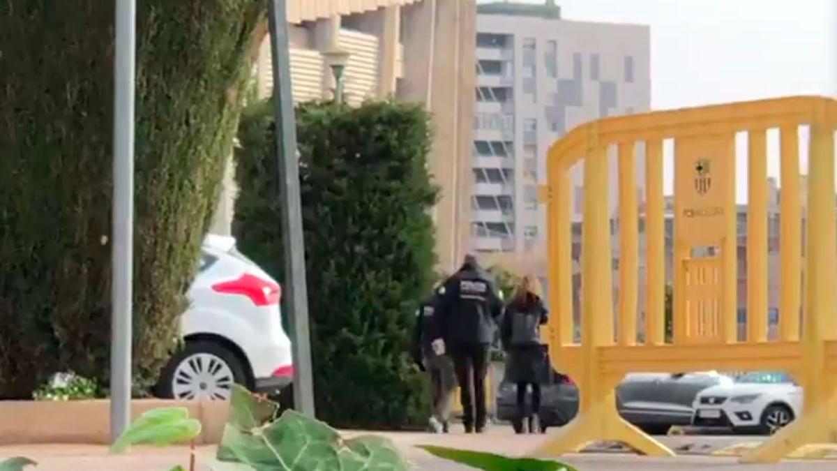 Así salieron los Mossos de las oficinas del Camp Nou