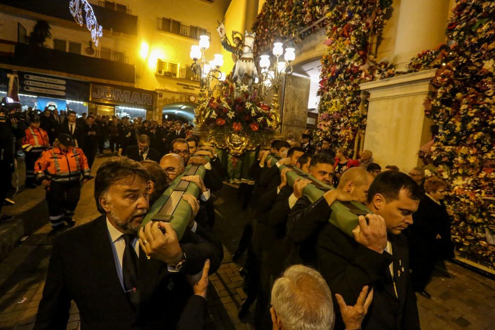 Varios momentos de la procesión que se celebró en honor al apóstol en Benidorm.