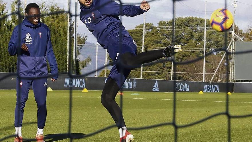 Brais Méndez golpea de espuela el balón en presencia de Pione Sisto durante el entrenamiento matinal de ayer en A Madroa. // Alba Villar