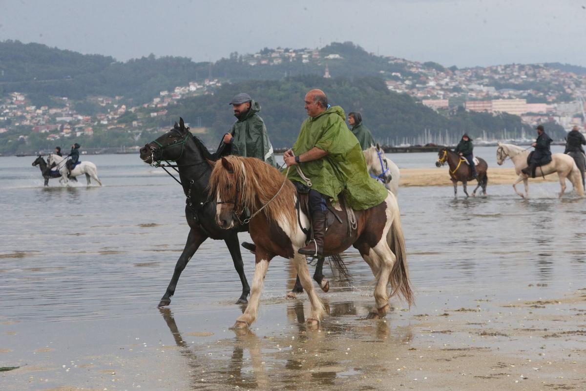 Alrededor de 70 jinetes procedentes de diferentes zonas de la comarca, de Vigo, Baiona y hasta de Pontecaldelas participaron en la XIII Xuntanza Cabalar