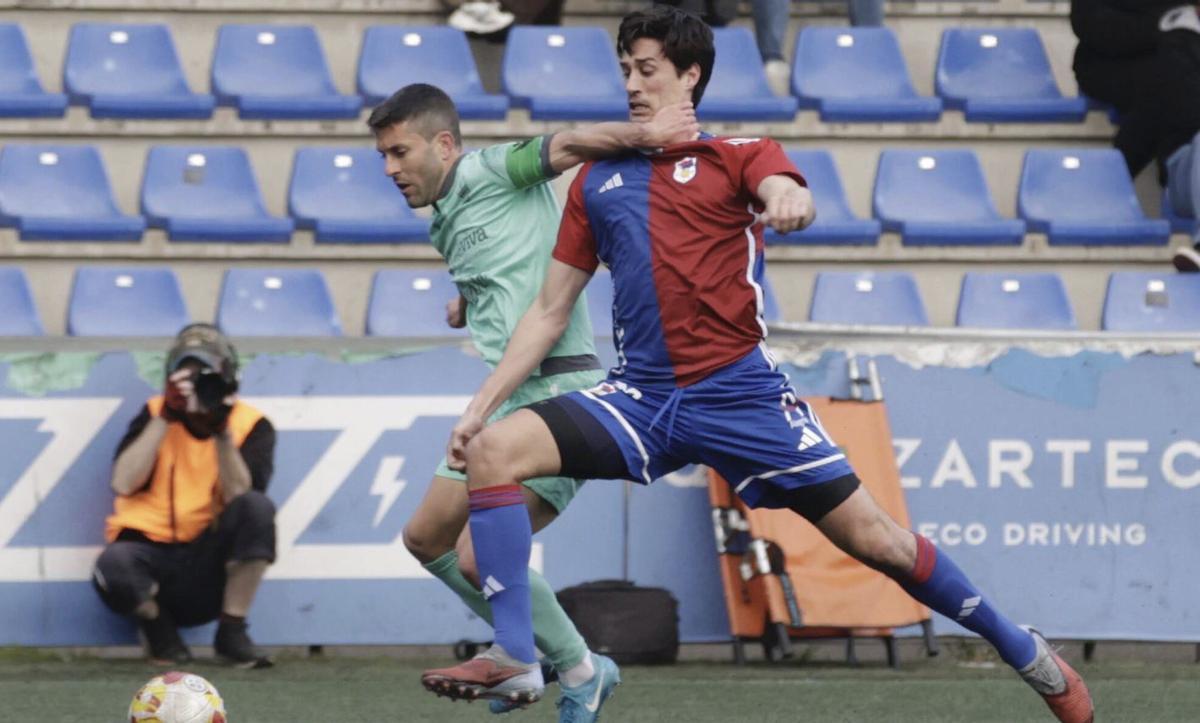 Pablo Pérez pugna el balón con un jugador de la Gimnástica Segoviana, ayer, en Ganzábal. | JUAN PLAZA