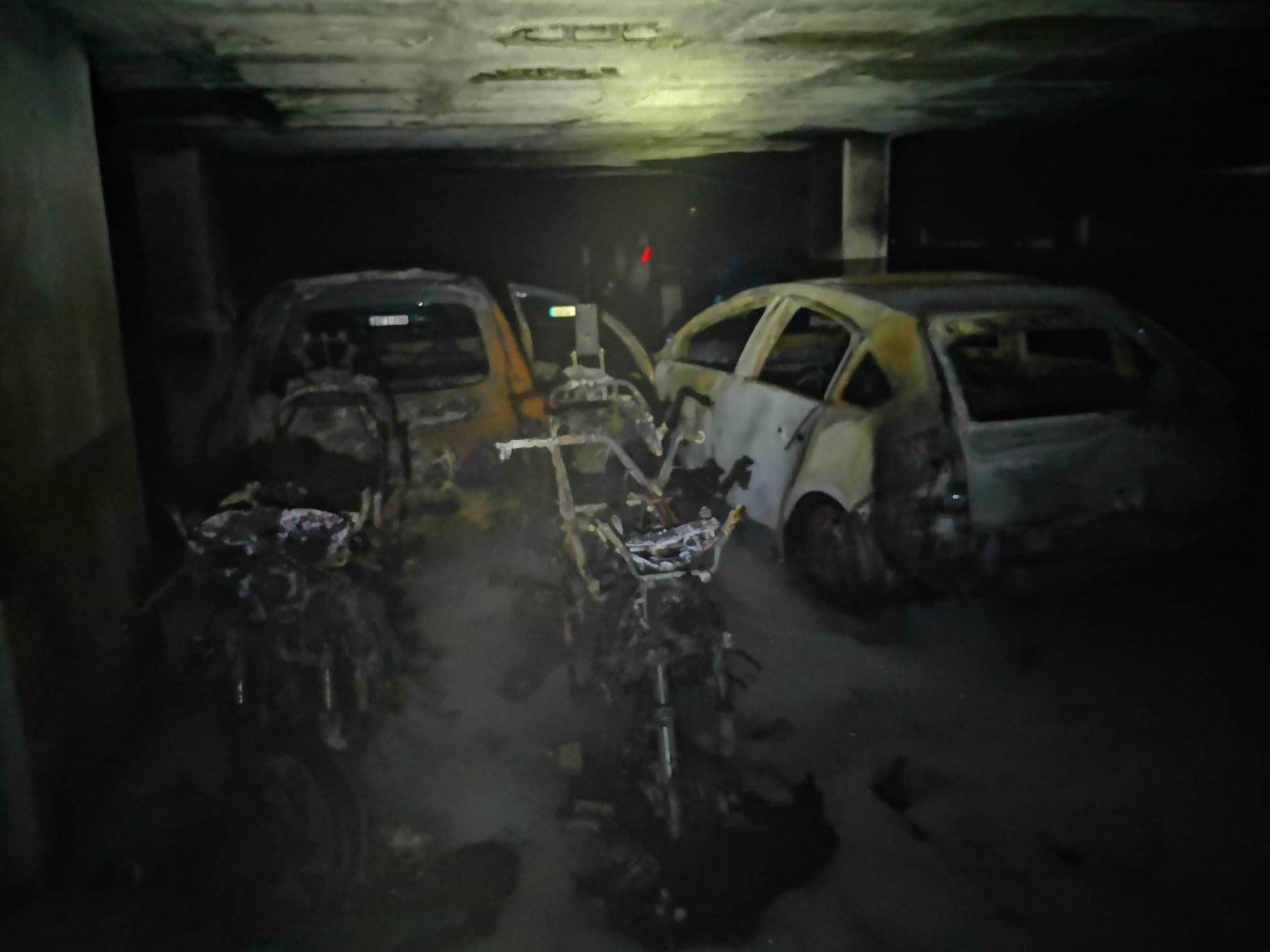 Un incendio en un garaje de Palma afecta a 20 coches y unas diez motos