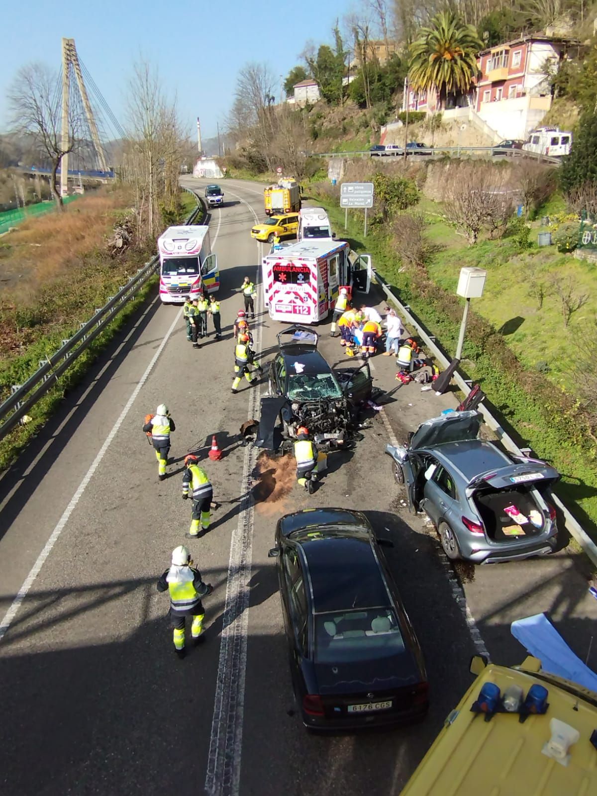 Grave accidente de tráfico en el Corredor del Nalón, con al menos un muerto, un herido muy grave y varios lesionados más