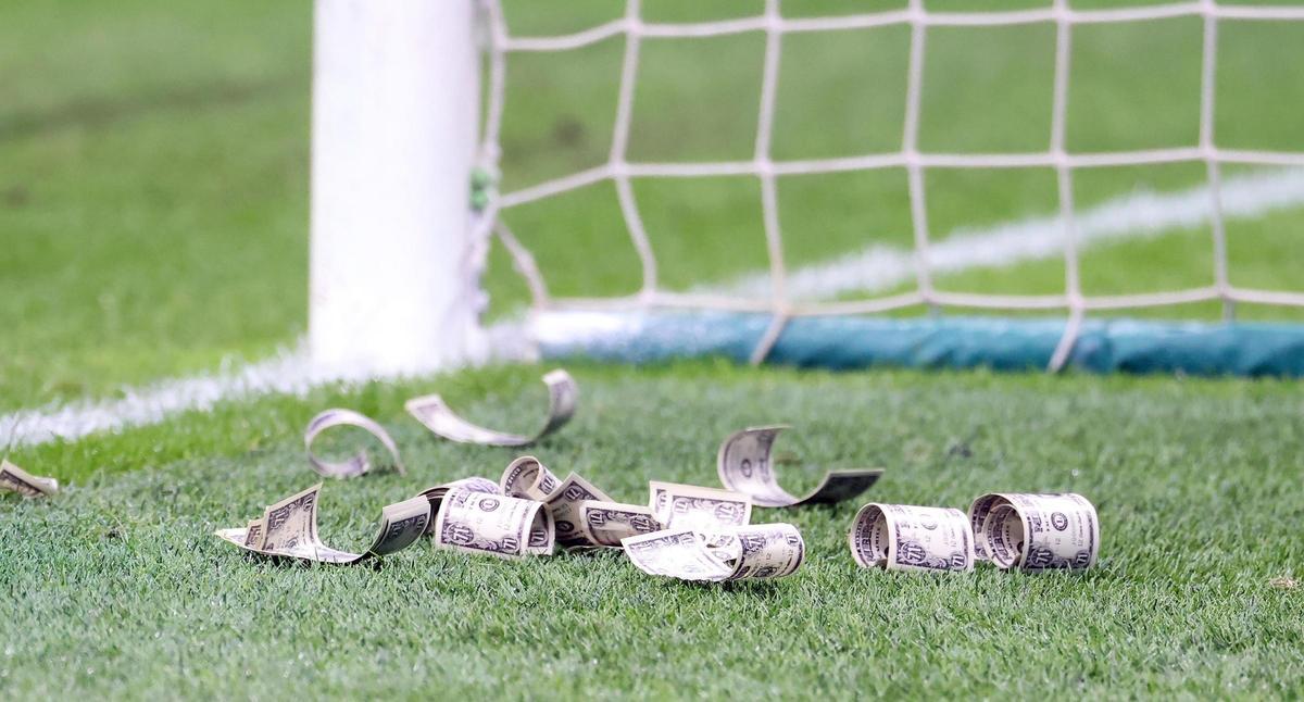 ¡Lluvia de insultos y billetes! Así han recibido en Milán a Donnarumma ¡Lluvia de insultos y billetes! Así han recibido en Milán a Donnarumma