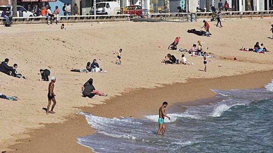 Banyistes a la platja de Lloret de Mar, gaudint de l&#039;aigua, del sol i les altes temperatures d&#039;aquest febrer.