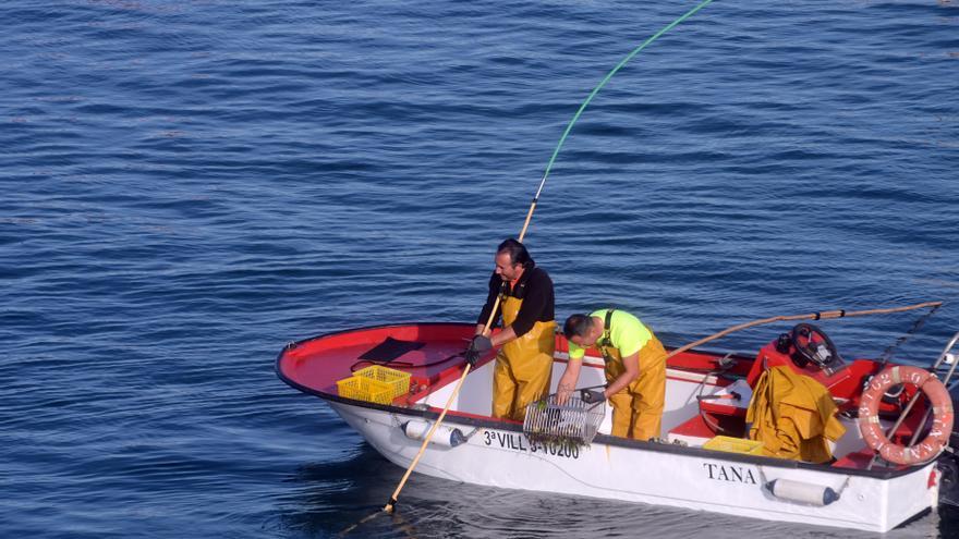 Los mariscadores cuelgan los &quot;raños&quot; para cobrar la ayuda