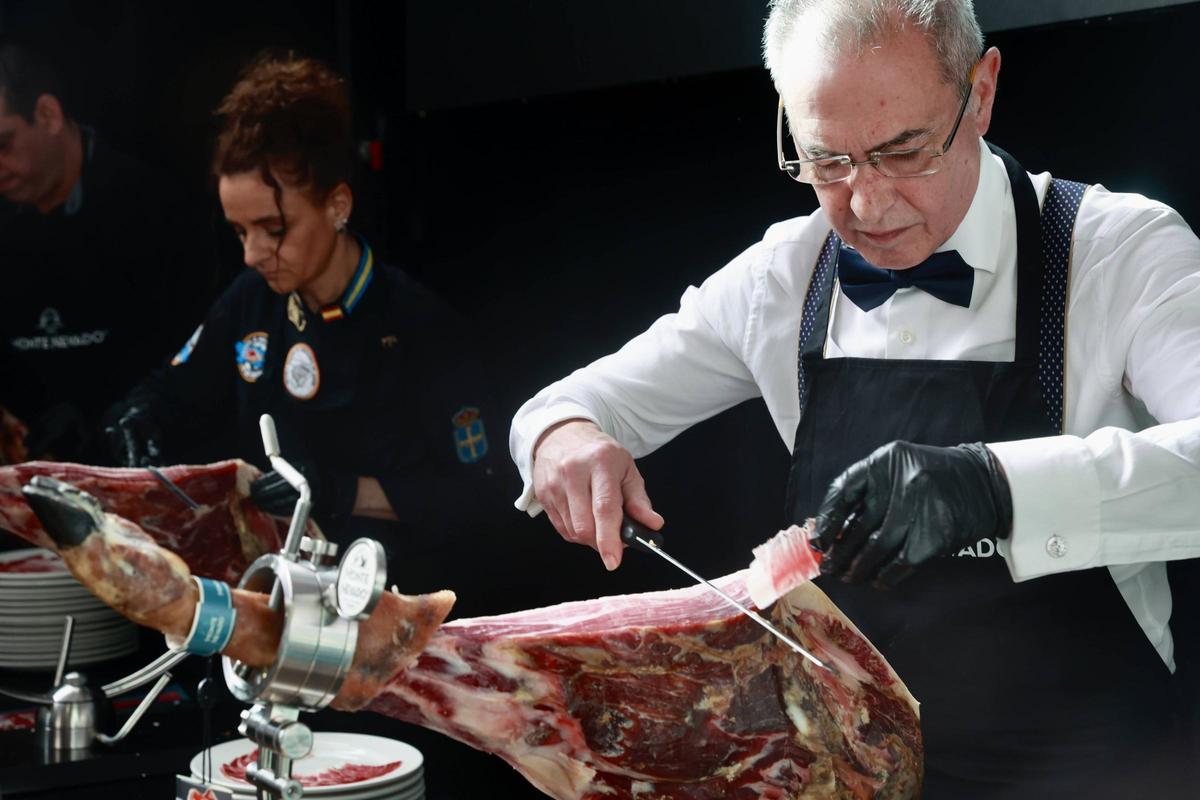 Un momento del campeonato de jamón