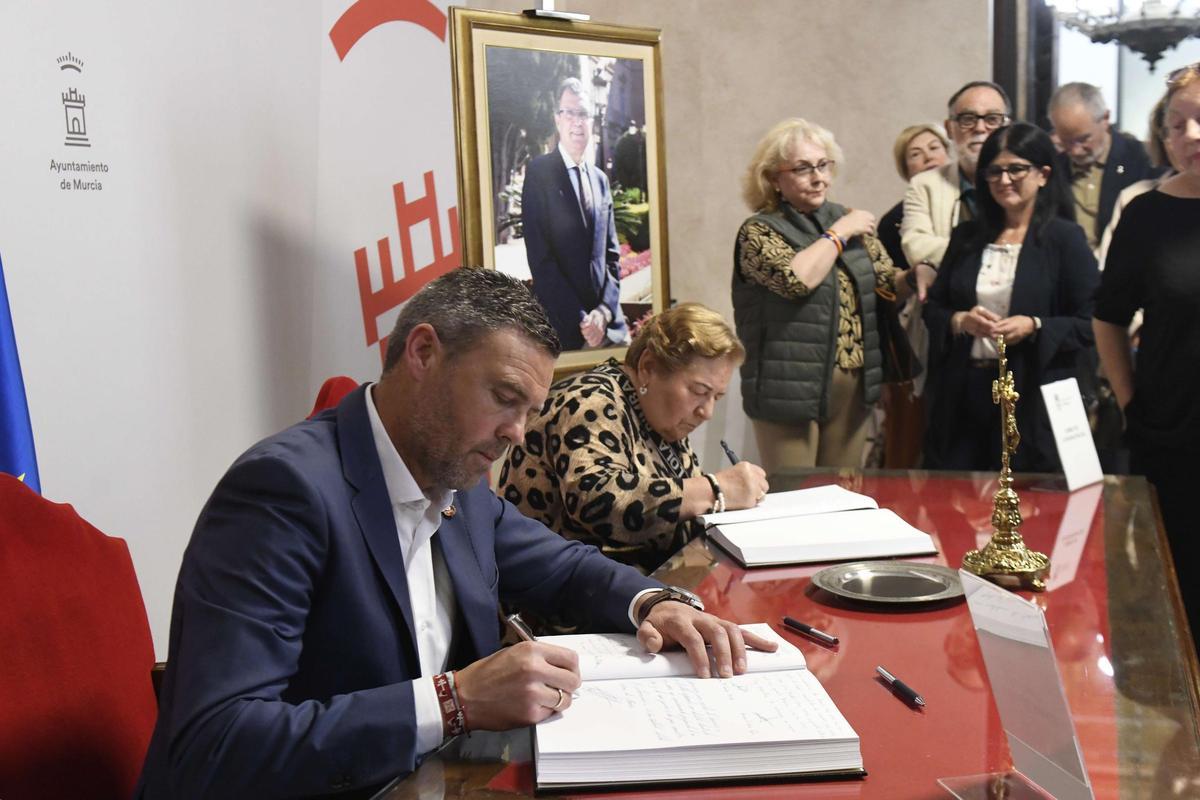Las imágenes de la despedida a José Ballesta en la capilla ardiente instalada en el Salón de Plenos del Ayuntamiento de Murcia