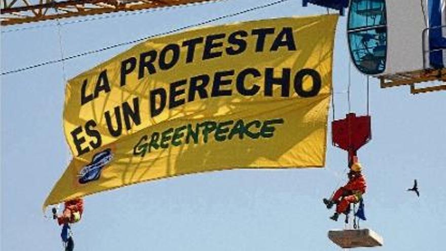 Greenpeace protesta contra la «llei mordassa»