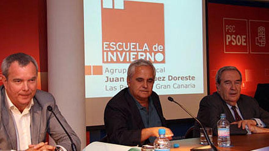 Cruz, a la izquierda, junto a Saavedra, al iniciar la conferencia.  LUIS DEL ROSARIO