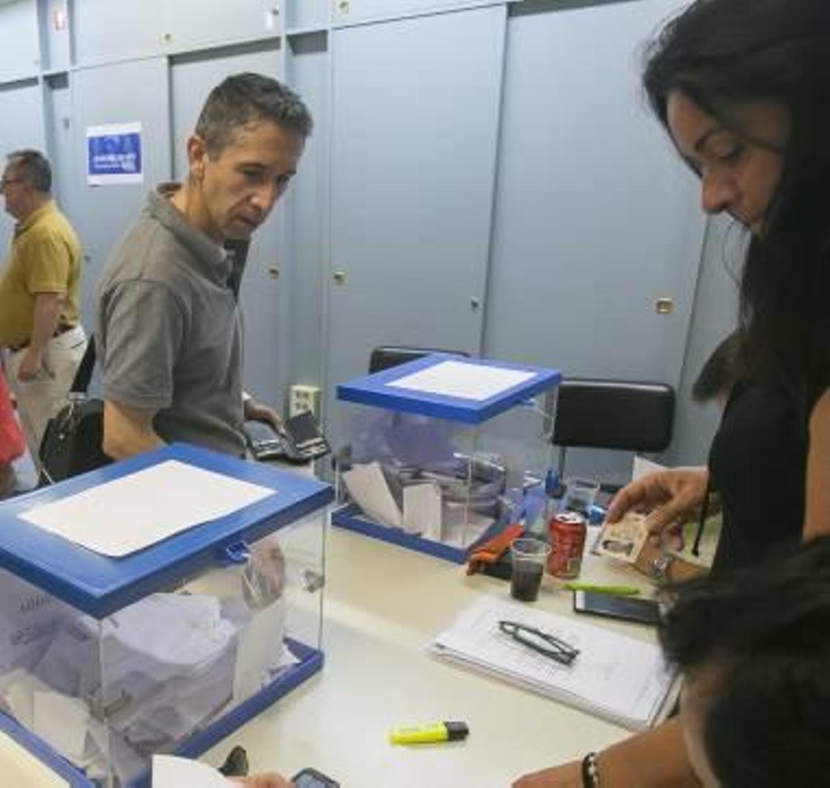 Instante de la votación en Alicante.