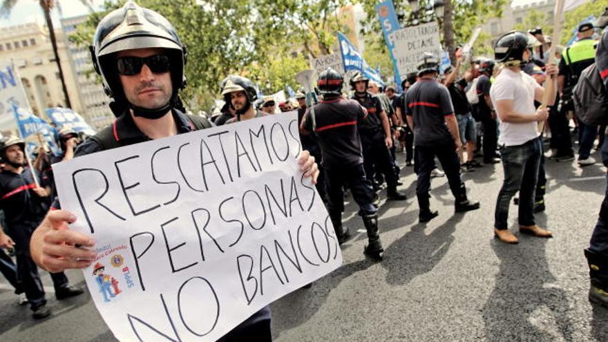 Gran protesta de bomberos y policías por las calles de Valencia