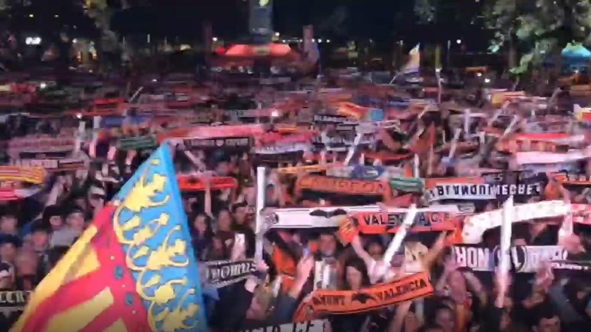 La afición del Valencia cantando en Mestalla.