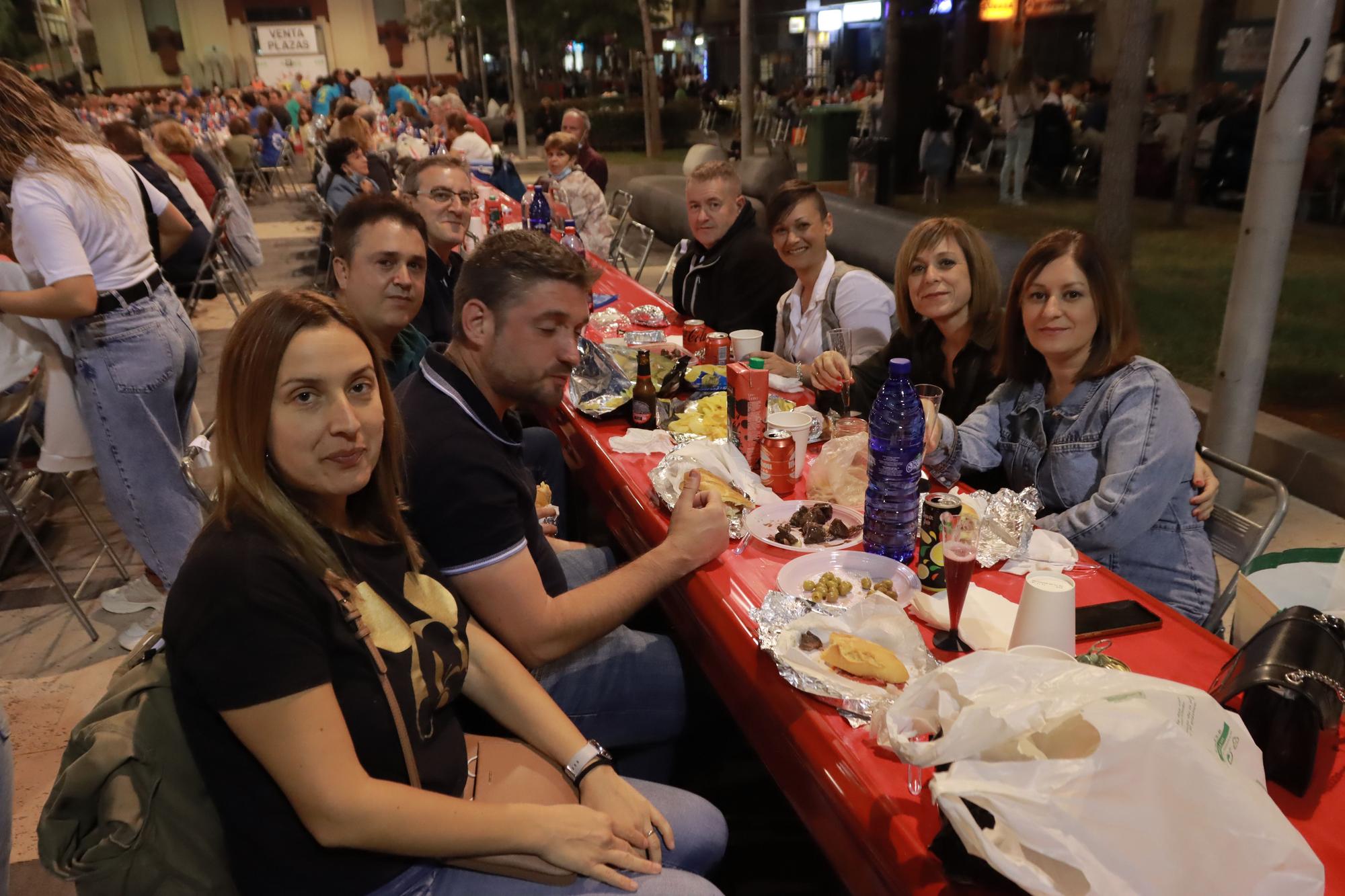 Búscate entre los comensales de la cena de 'pa i porta' en Almassora