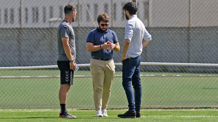 Víctor Moreno habla con Aritz López Garai y Alberto Gómez después de un entrenamiento de esta temporada.