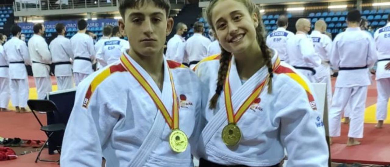 Hugo González y Carlota Álvarez, con sus medallas de oro. | FJPA