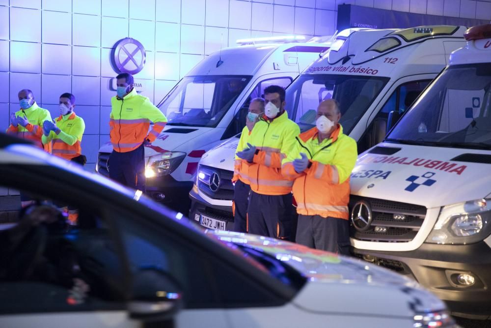 Homenaje de la Policía al personal sanitario en el