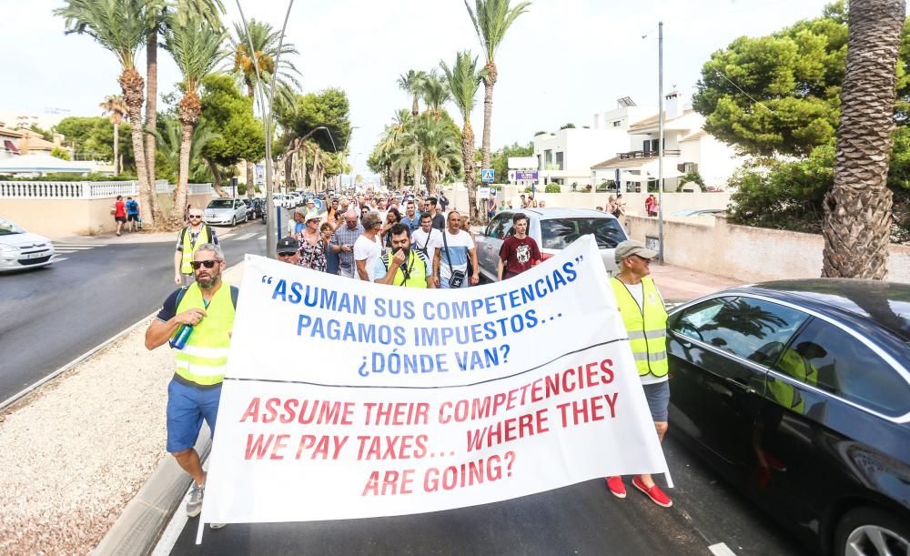 Manifestación en Orihuela Costa por su abandono