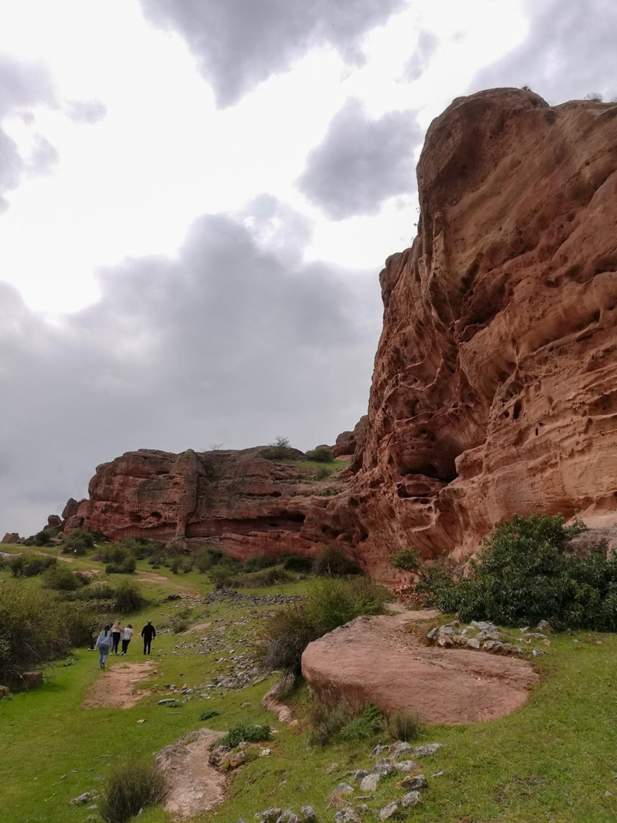 Una ciudad completamente construida en la roca