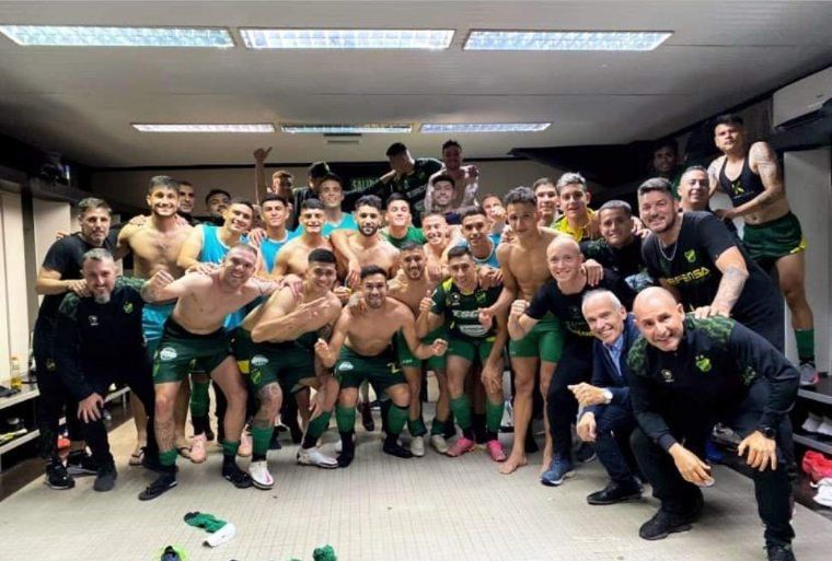 Los jugadores del Defensa y Justicia celebran su victoria en el vestuario.