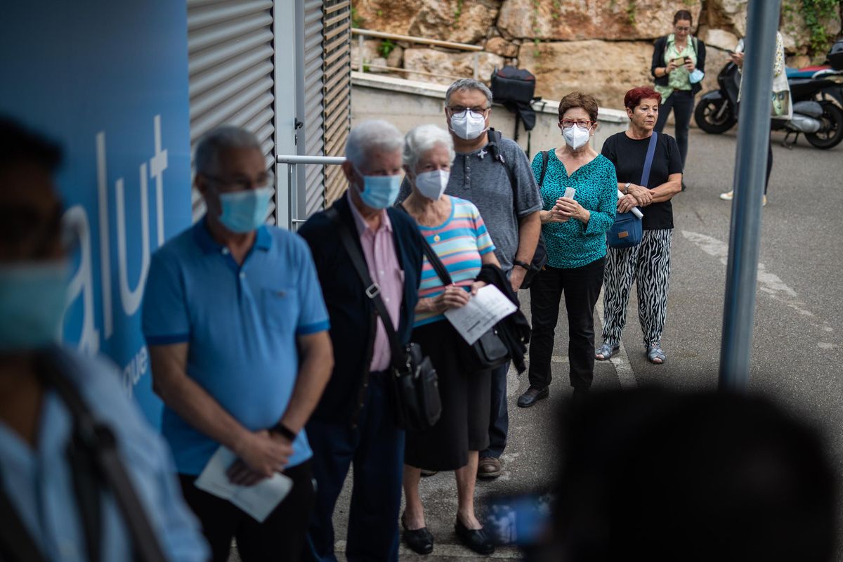 Los mayores de 60 años empiezan a vacunarse de la cuarta dosis del covid y de la gripe, este lunes en el CAP Sant Rafael de Barcelona.